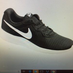 Nike Tanjun women’s lifestyle shoes
